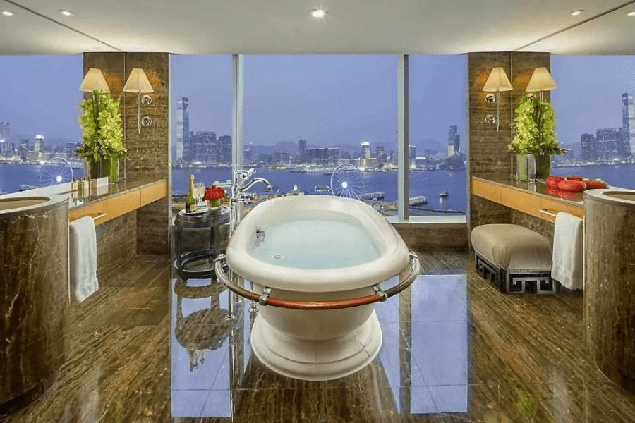香港文華東方酒店 - 最標誌性的浴室，可飽覽維港景色。